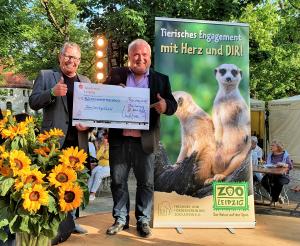 Vereinspräsident Michael Weichert überreicht den 500.000 Euro-Scheck an Zoodirektor Prof Jörg Junhold © Zoo Leipzig