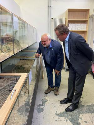 Zoodirektor Prof. Jörg Junhold mit Staatssekretär Dr. Gerd Lippold bei der Besichtigung der Hamsterstation © Zoo Leipzig